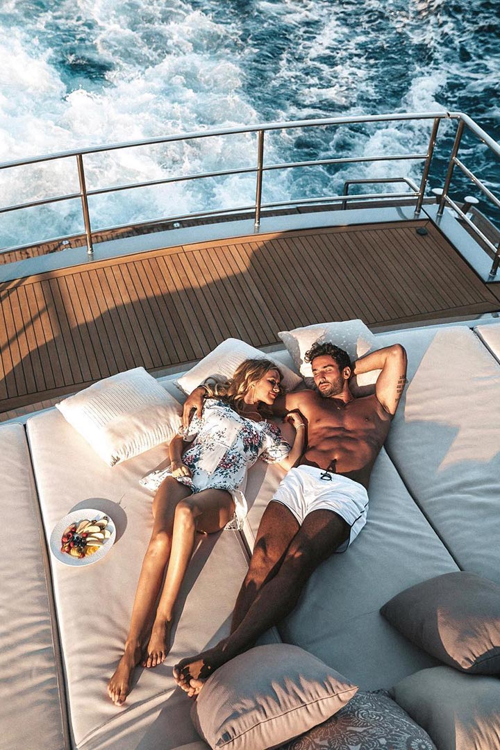 pilot-madeleine-influencer-instagram-social-media-travel-lifestyle-fashion-blogger-beauty-cosmetic-reach-couple