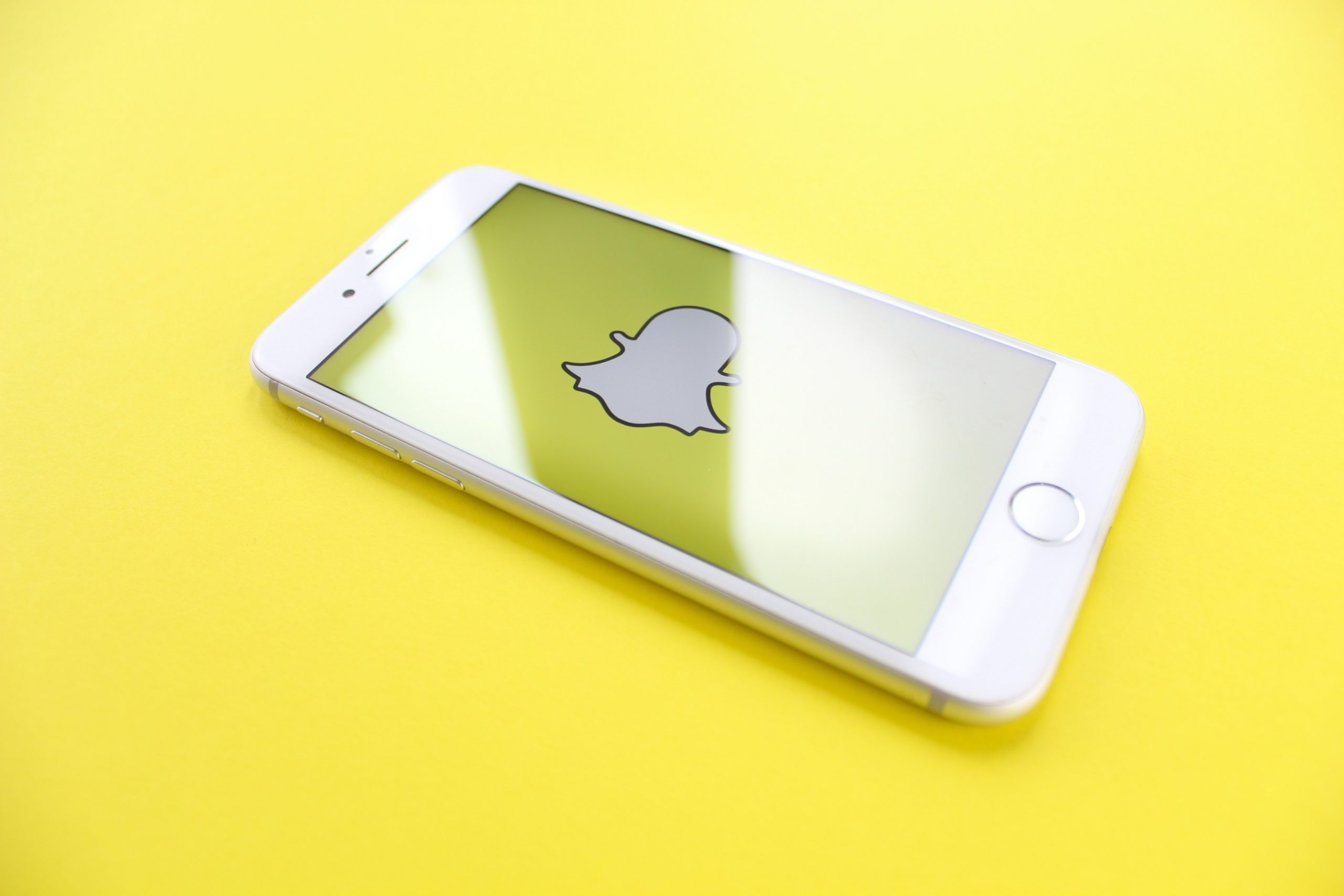 bitmoji-snapchat-yellow-smartphone
